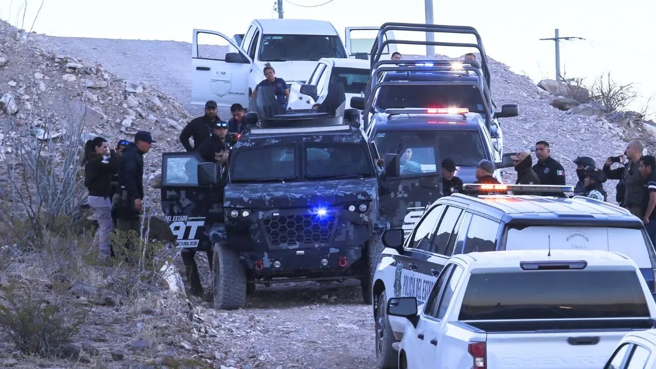 Officials accuse migrants of killing Mexican border agent after ID request.