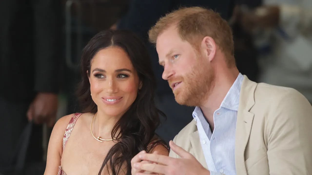 Experts criticize Prince Harry and Meghan Markle in a documentary about their low points.