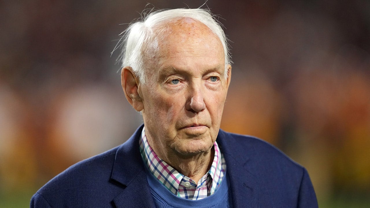 At 89 years old, John Robinson, a renowned coach in both USC football and the Los Angeles Rams, has passed away.