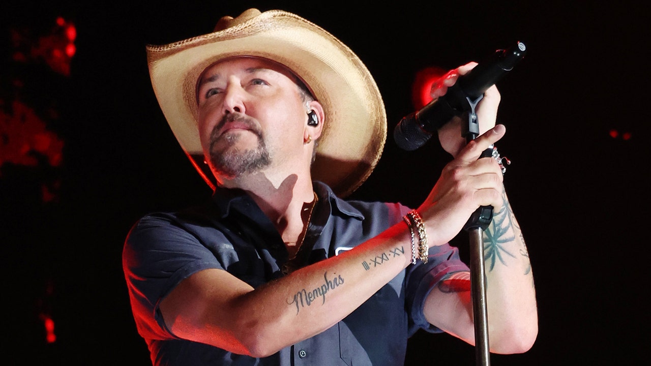 Onstage surprise: Jason Aldean reunites military family