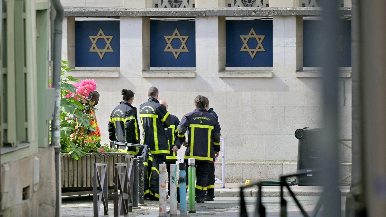 An armed man suspected of setting fire to a synagogue is shot dead by French police.