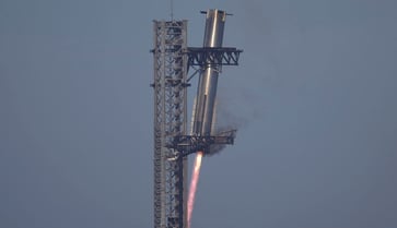 On the seventh test flight, the upper stage of the Starship spacecraft disappeared, and debris was observed falling from the sky.