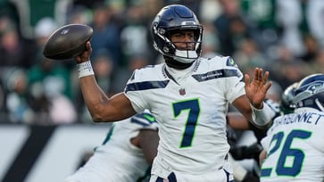 Geno Smith and Leonard Williams lead Seahawks to victory over former team, extending winning streak.