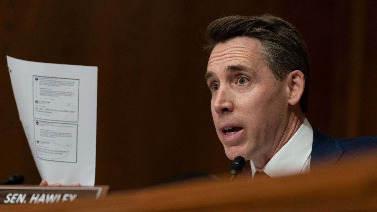 GOP senator takes on airlines for 'discriminatory pricing' practices.